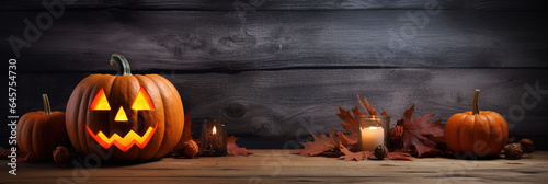 Beleuchteter Kürbis auf Holzbrett und vor Holzhintergrund, Halloween Hintergrund Banner