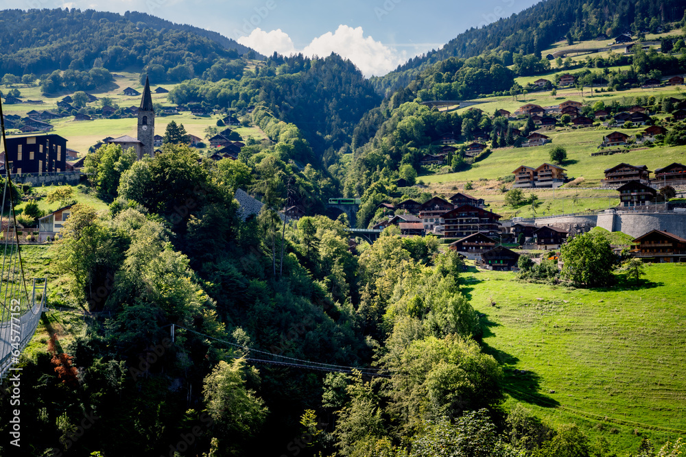 Vue depuis la Passerelle de Troistorrents Chenarlier en Suisse