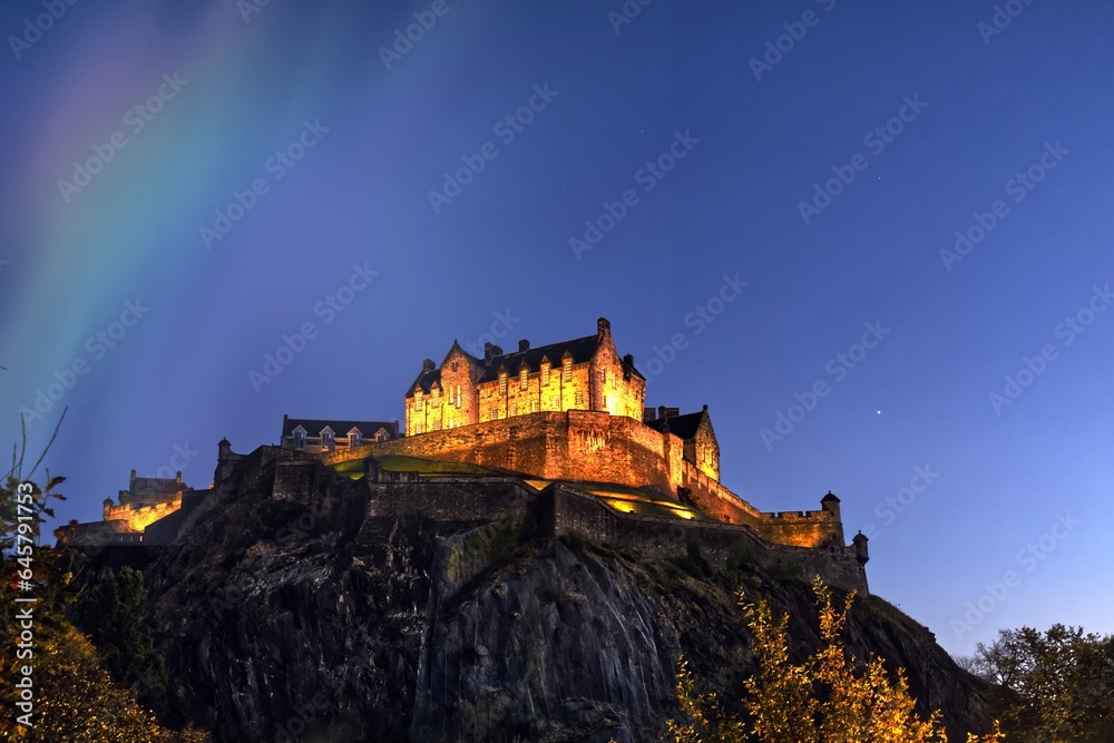 Obraz premium Majestic Edinburgh Castle: A Timeless Scottish Landmark
