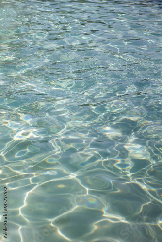 Agua cristalina en una piscina bajo el sol.