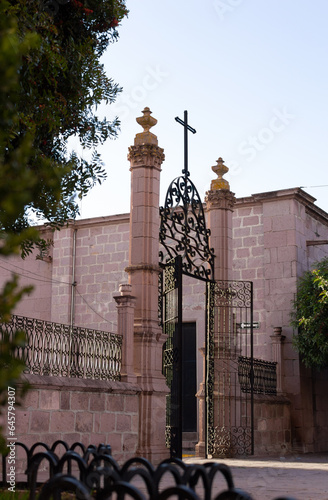 Portal de hierro en el atrio de una iglesia en un pueblo mexicano.