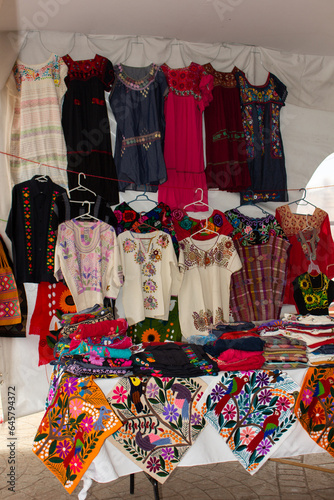 Ropa tradicional mexicana en el puesto de un tianguis en México.