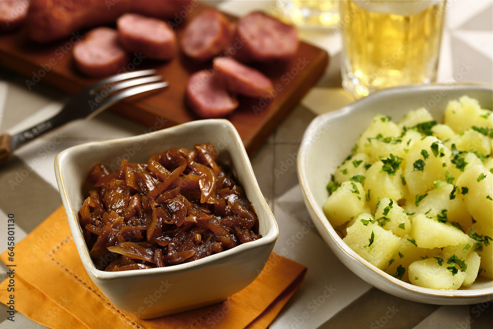 aperitivo de cebola carameliada com batata e salsinha e linguiça fatiada, sensacional aperitivo de cebola carameliada com batata e salsinha e linguiça fatiada, sensacional