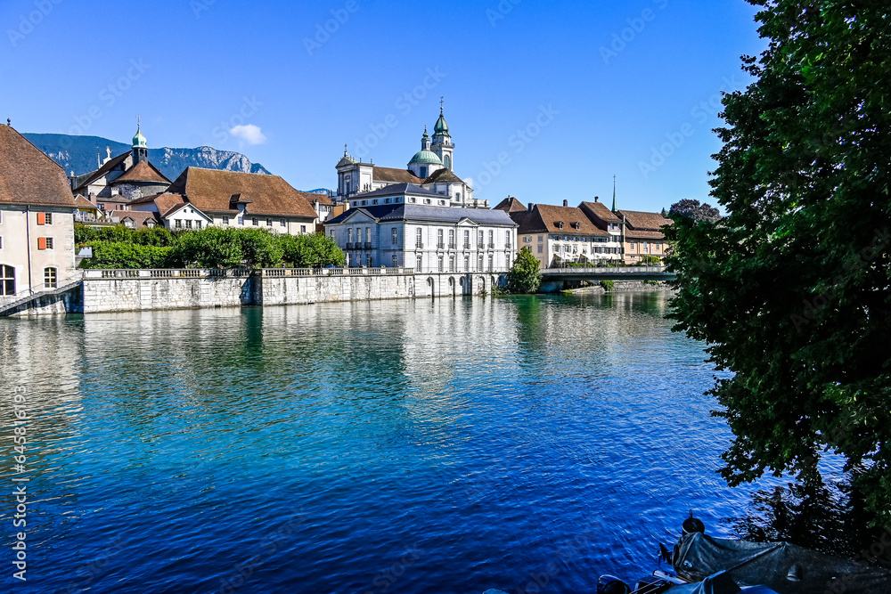 Fototapeta premium Solothurn, Aare, Altstadt, Kathedrale, St. Ursen-Kathedrale, Barock, Stadt, Fluss, Boote, Landhausquai, Kreuzackerbrücke, Uferweg, Sommer, Schweiz