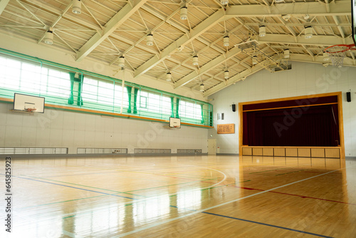 学校の体育館、日差しが入る明るい体育館、中学校の体育館、公共施設のバスケットコート