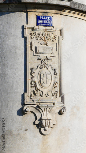 Charente-Maritime - Marans - Cartouche en pierre de 1883 sur le mur d'une maison