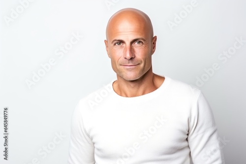 Medium shot portrait photography of a French man in his 40s against a white background © Anne Schaum