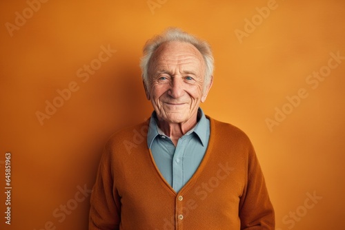 Lifestyle portrait photography of a French man in his 90s against an abstract background © Anne Schaum
