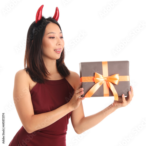 Young Asian woman dressed f...