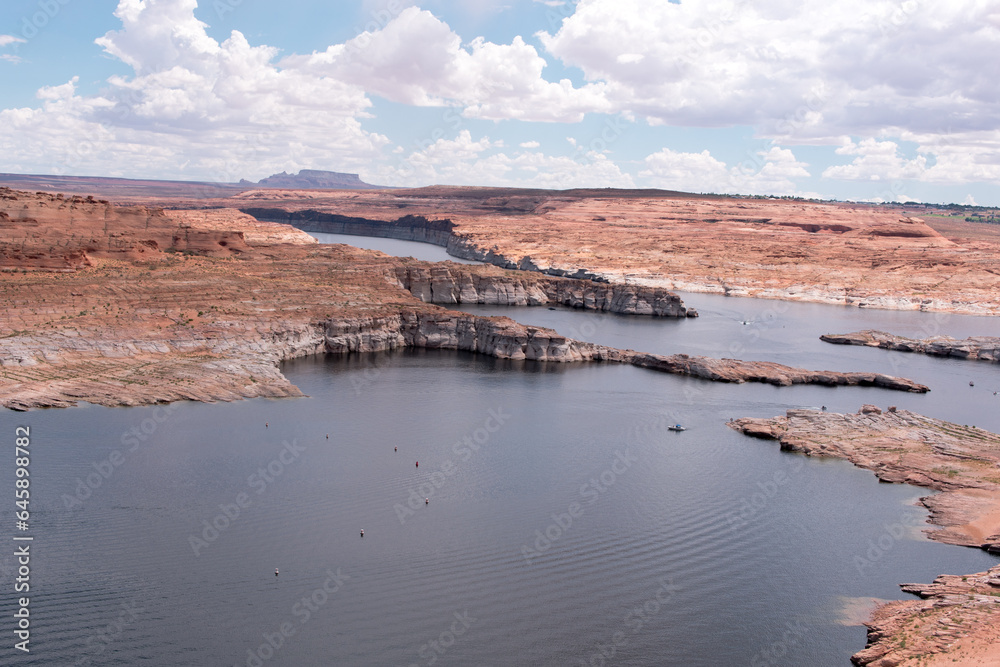 lake powell in arizona mit colorade river und roten felsen