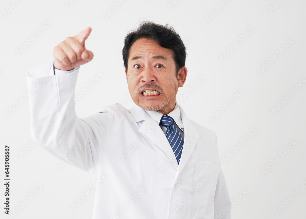 激怒する中年の医師　白背景