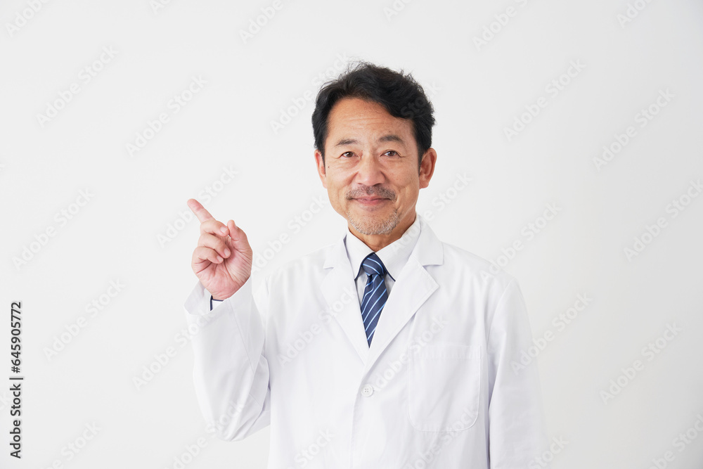 左側を指差す中年の医師 白背景 左側を指差す中年の医師 白背景