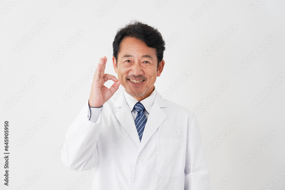 OKポーズをする中年の医師 白背景 OKポーズをする中年の医師 白背景