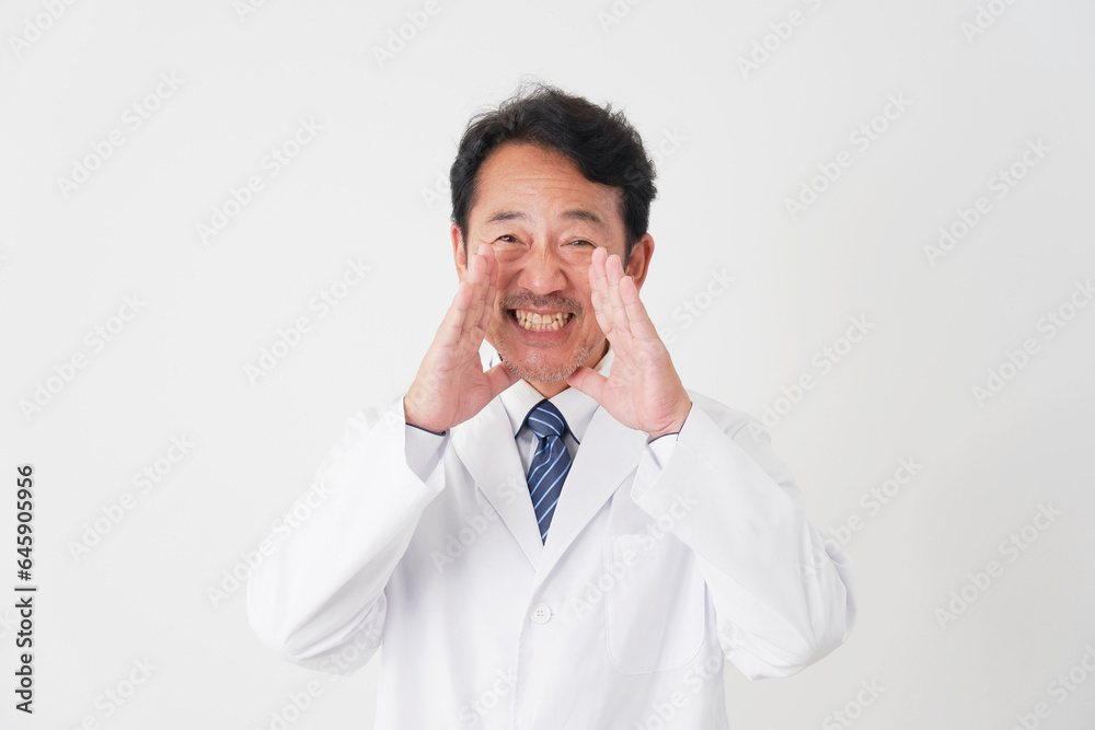 呼びかける中年の医師 白背景 呼びかける中年の医師 白背景