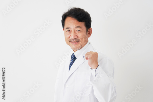 ガッツポーズをする中年の医師　白背景 © siro46