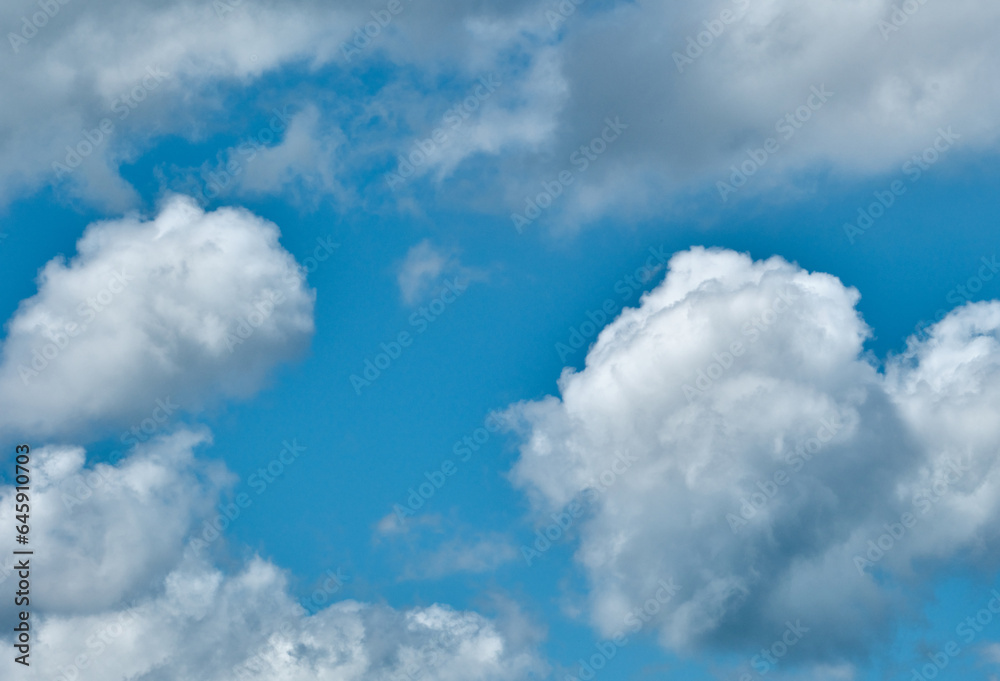 鮮かな夏の空のスカイブルーと白い雲 鮮かな夏の空のスカイブルーと白い雲
