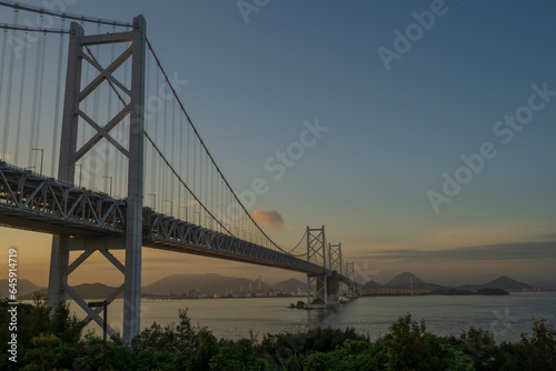 日本の香川県与島から見た瀬戸大橋と坂出の美しい風景 © 仁 藤原