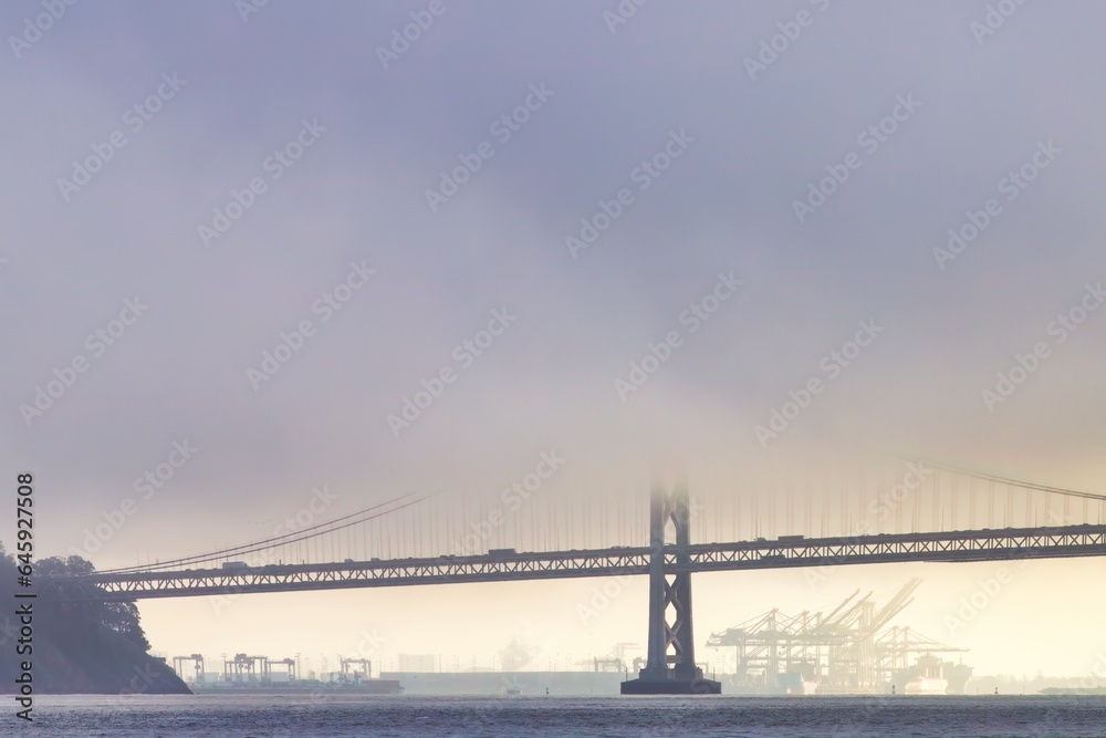 Obraz premium Lost in the Mist: Golden Gate Bridge Enveloped in Fog