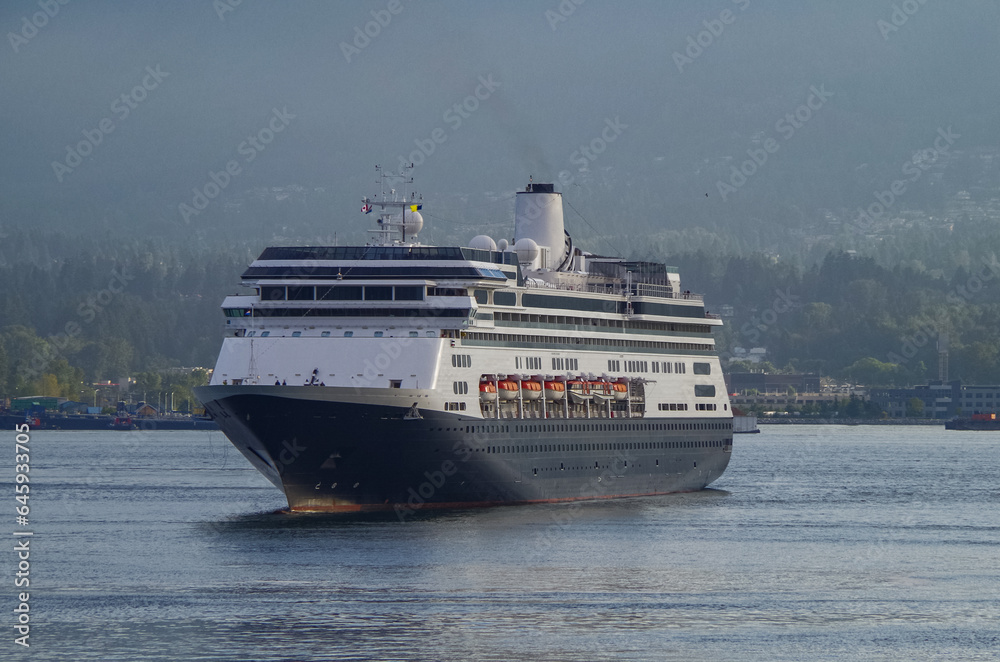 Holland America Kreuzfahrtschiff Volendam geht auf Alaska-Kreuzfahrt von Vancouver, Kanada - HAL luxury cruiseship cruise ship liner sailing into Vancouver, BC