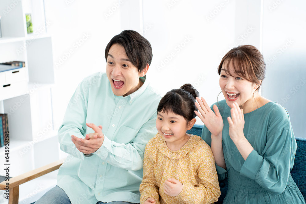 TVを見て応援する家族