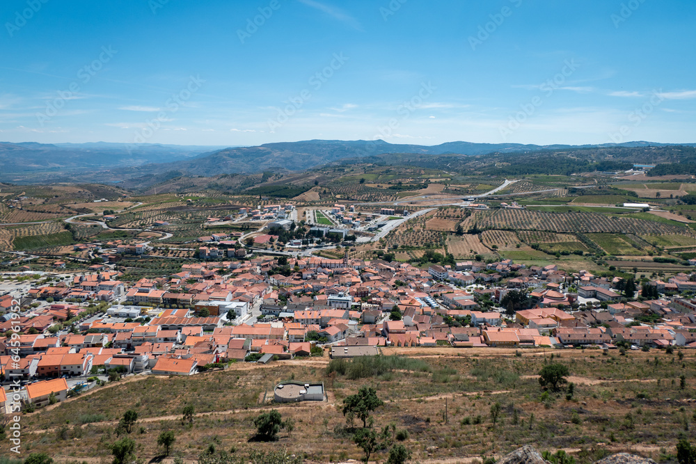 Vista panorâmica sobre a vila de Vila Flor em Trás os montes Portugal, a partir do miradouro da Senhora da Lapa