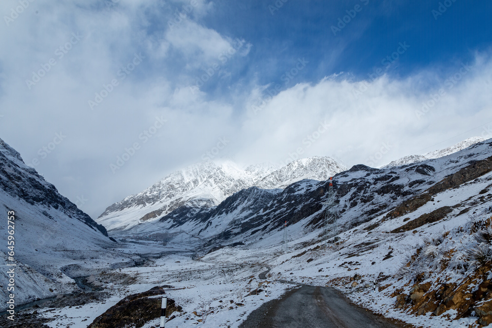 Obraz premium Sunshine at Drass Valley after the first Snowfall of the season