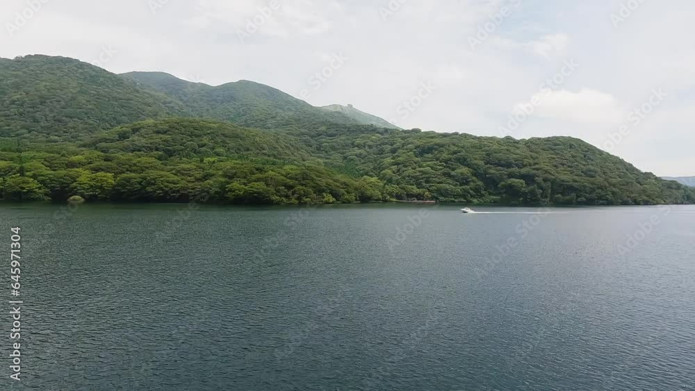 湖面を進むモーターボート 湖面を進むモーターボート