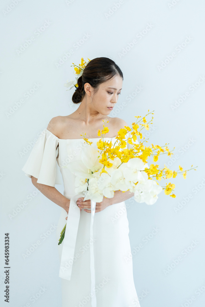 ウェディングドレスを着た女性