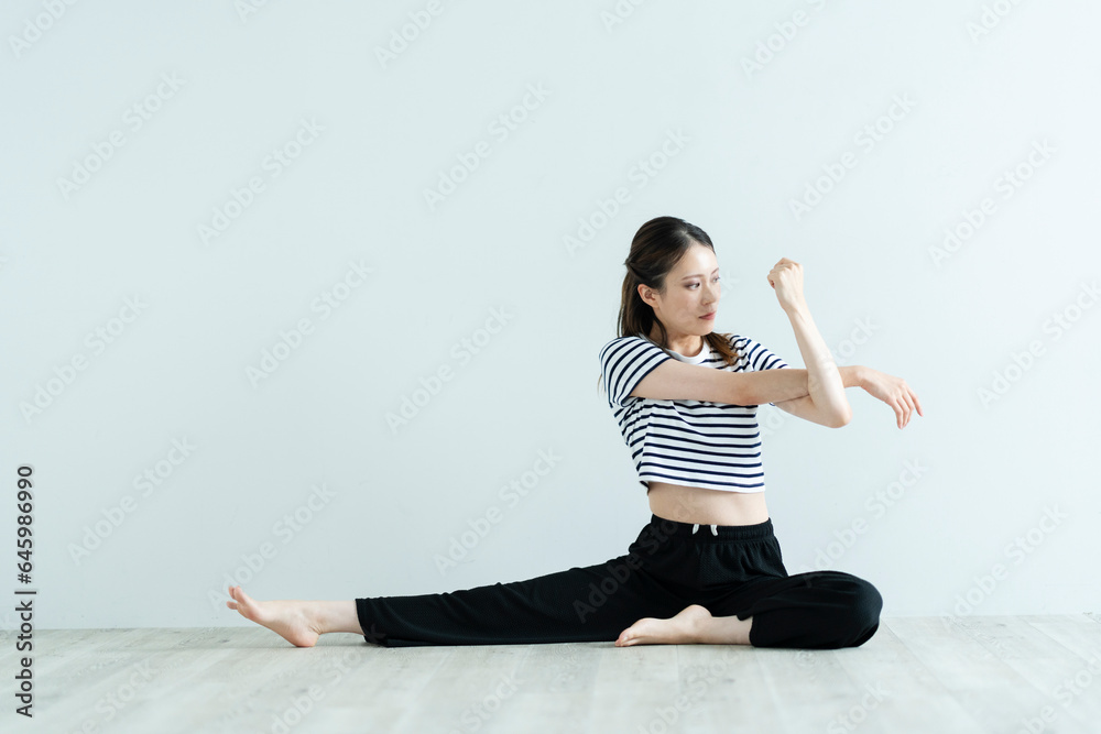 ストレッチする女性 ストレッチする女性