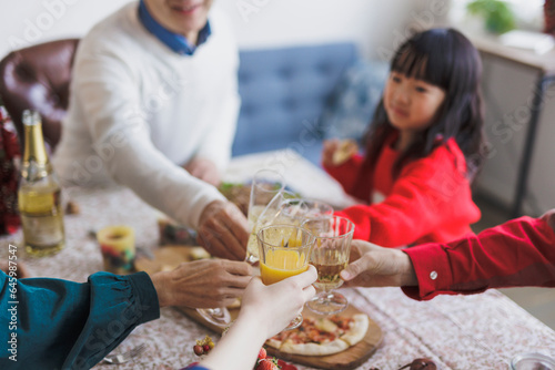 ホームパーティーの乾杯