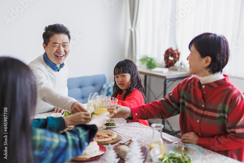 クリスマスホームパーティーで乾杯する日本人家族 photo