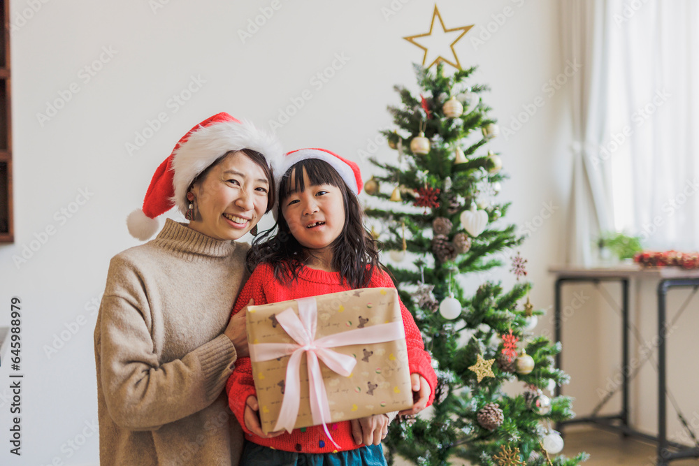 クリスマスプレゼントを持つ日本人の女の子と母親 クリスマスプレゼントを持つ日本人の女の子と母親