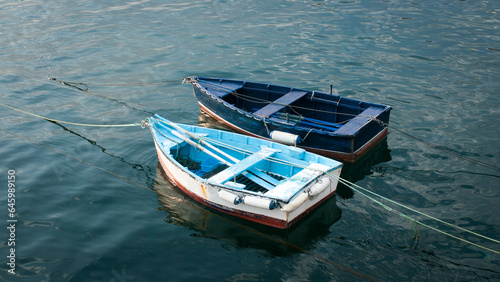 Dos barcas atadas con cuerdas