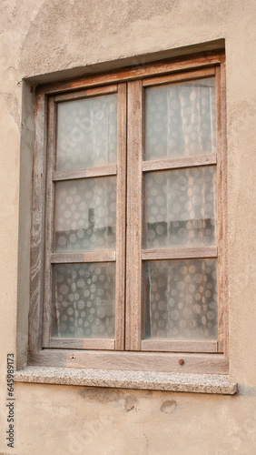 Cortinas de lunares en ventana rustica © Darío Peña
