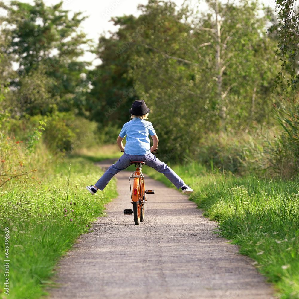 Obraz premium Fahrrad fahren im Herbst 