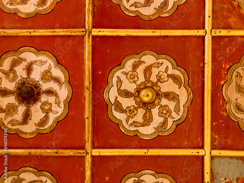 Colorful wooden ceiling decorations and geometric patterns reflect the artistic and aesthetic beauty of the interior.