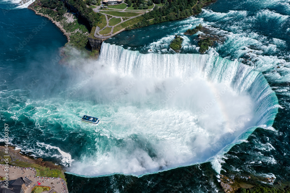 Obraz premium Aerial panorama of huge water flows down the waterfall, Horseshoe Water Fall in Niagara.