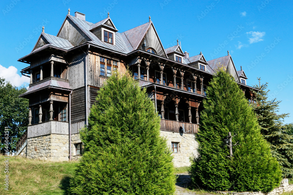 Φωτογραφία KLUSZKOWCE, POLAND - SEPTEMBER 12, 2019: Open-air museum with highlander's cottages on Lake Czorsztyn