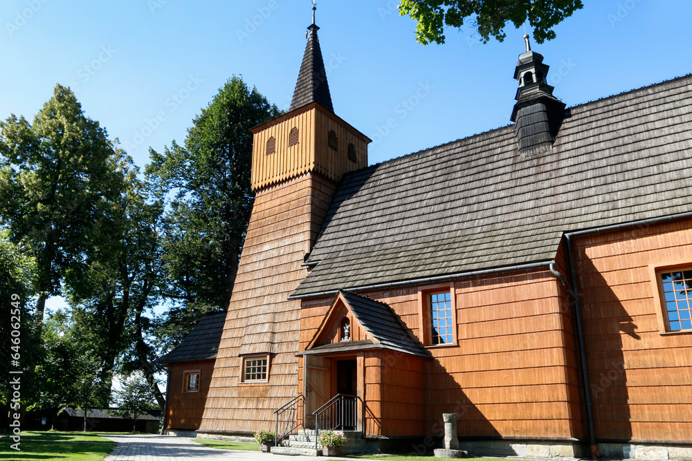 Φωτογραφία LOPUSZNA, POLAND - SEPTEMBER 12, 2019: Old wooden church in Lopuszna, Poland