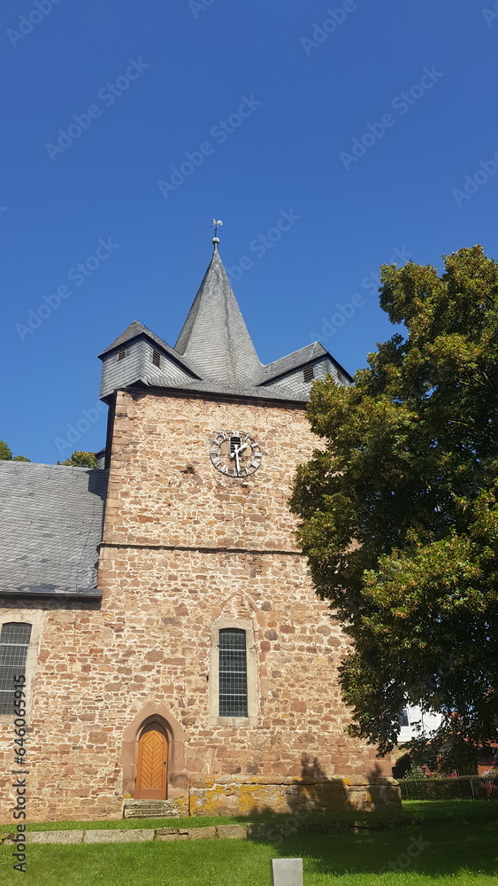 die martinskirche in edertal-bergheim von süden