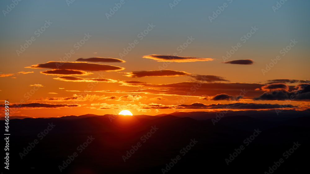 Obraz premium The sun makes a showing above the horizon at sunrise