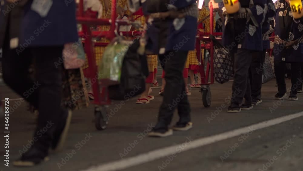 夜の通りを練り歩く山車パレードの足元 夜の通りを練り歩く山車パレードの足元