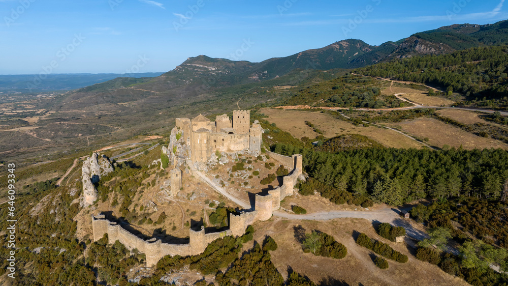 vista aérea del bonito castillo abadía de Loarre en la provincia de Huesca, España
