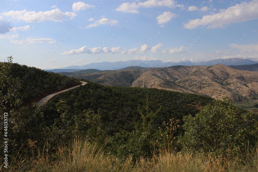 Une vue d'une chaîne de montagnes en Anatolie de la région de la mer Noire
