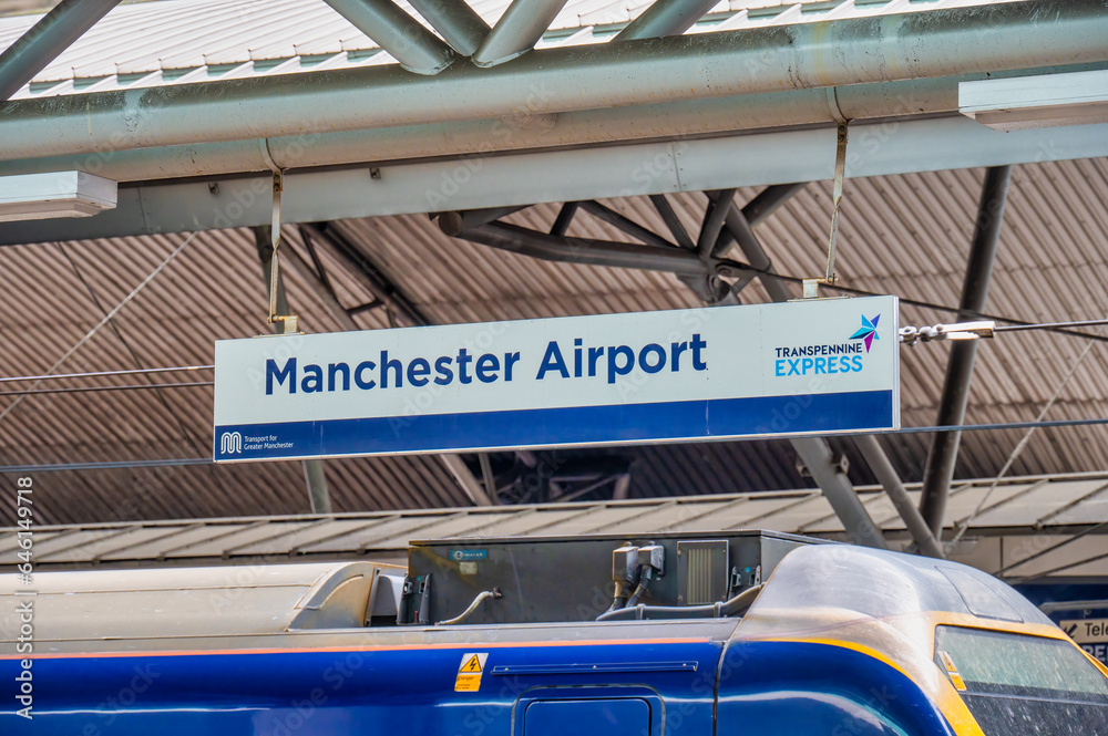 Obraz premium Manchester Airport train station platform sign
