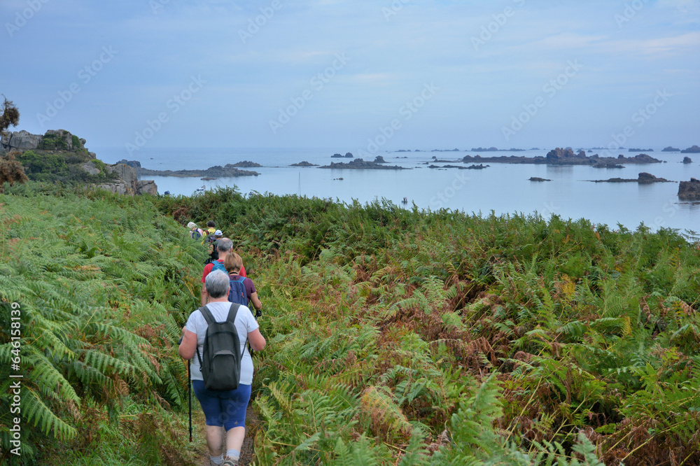 Groupe de randonneurs sur le GR34 à Plougrescant en Bretagne - France Groupe de randonneurs sur le GR34 à Plougrescant en Bretagne - France