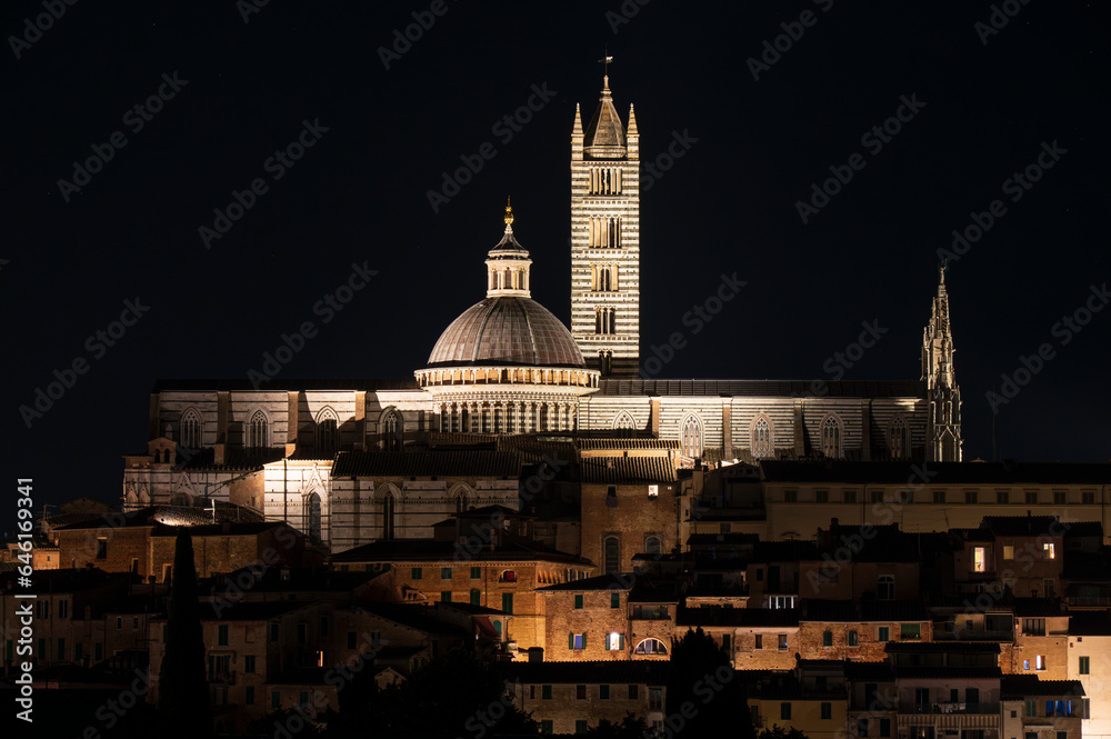 Fototapeta premium Night view of Siena, and its famous Duomo