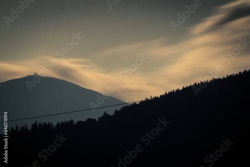 Śnieżka, góra w Karkonoszach nocą