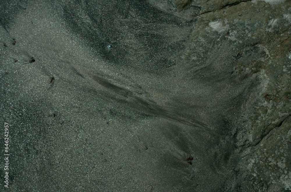 Obraz premium 砂の浜辺、そこにはまるで見知らぬ世界が広がっている。広大な草木の未だ育たない岩石や岩や砂礫だけの原初の地球、時には不毛の大平原のようでもあり、母なる水を蓄えた優しく美しい地球の表面のようでもある。またある時には、地球の奥底を覗いているような恐れ、おののき、うめき声すらも聞こえてくる。混沌とした世の中、地球温暖化という重大な危機を迎え、この母なる地球が、今、悲鳴を上げている。私たちは何をなすべきか。