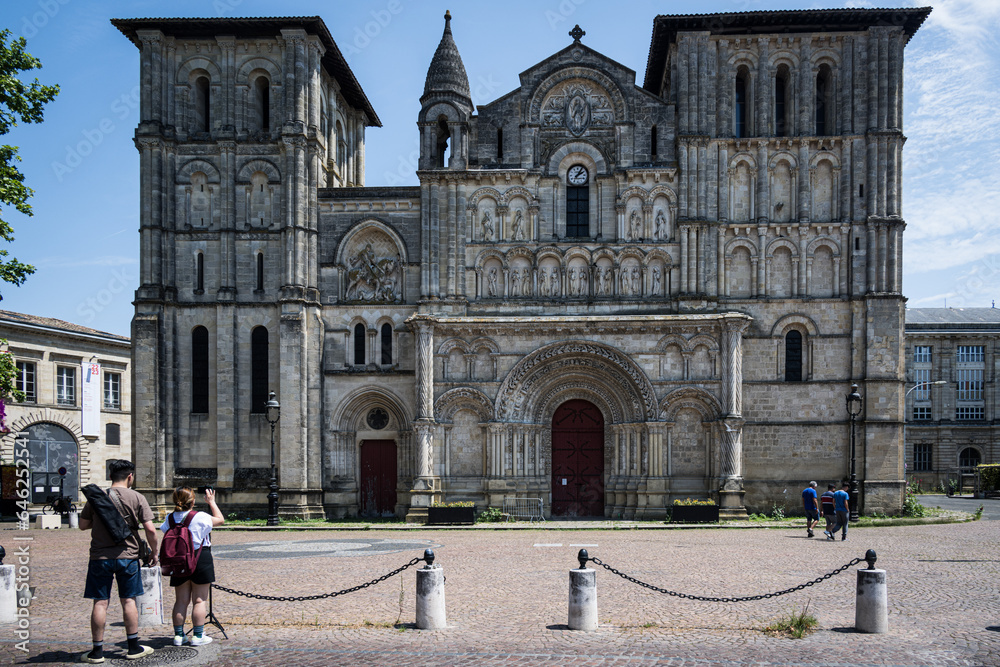 Φωτογραφία The church of Sainte Croix de Bordeuax (the Sacred cross of Bordeaux)in the city